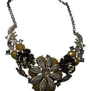 Chic Floral fashion Necklace in Gold- colored and Cream